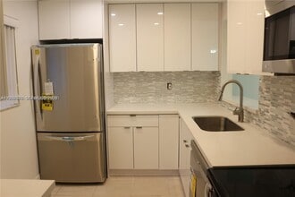 8005 SW 107th Ave in Miami, FL - Building Photo - Building Photo