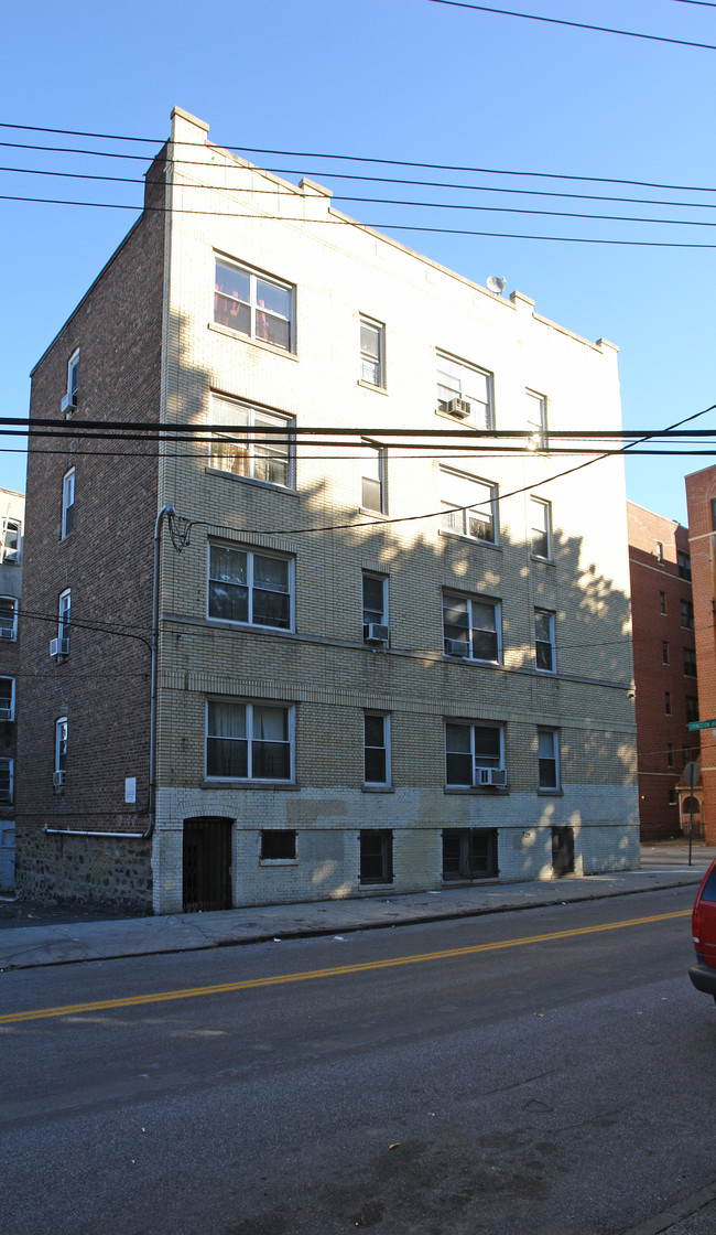 155 Livingston Ave in Yonkers, NY - Foto de edificio - Building Photo