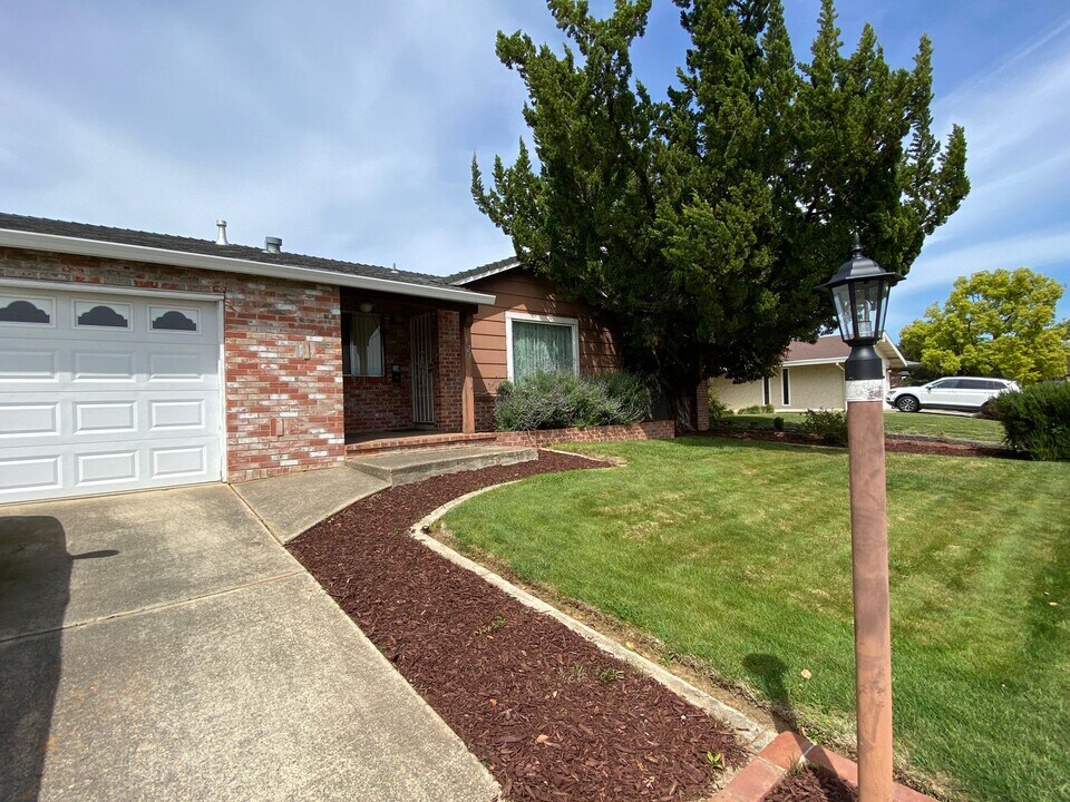 325 Zola Ave in Roseville, CA - Building Photo