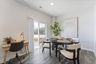 Barry West Townhomes in Kansas City, MO - Foto de edificio - Building Photo
