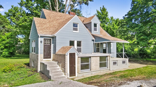 1750 Brodhead Rd in Coraopolis, PA - Foto de edificio - Building Photo