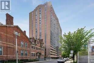 15 Maitland Pl in Toronto, ON - Building Photo