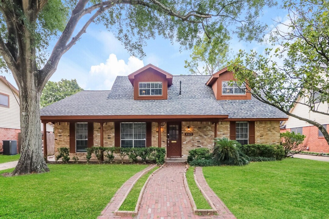8322 Edgemoor Dr in Houston, TX - Foto de edificio