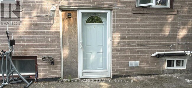 1 Pynford Crescent in Toronto, ON - Building Photo - Building Photo