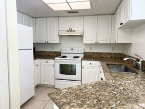 800 Crestwood Ct S in Royal Palm Beach, FL - Building Photo - Building Photo