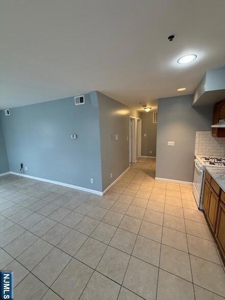 358 Hawthorne Ave, Unit 356 in Newark, NJ - Building Photo - Building Photo