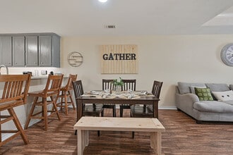 2015 Colgate Dr in College Station, TX - Foto de edificio - Building Photo