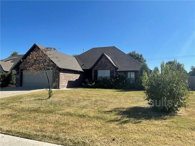 property at 905 SW Vangough Rd