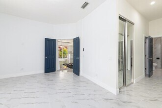 249 NW Bentley Cir in Port St. Lucie, FL - Foto de edificio - Building Photo