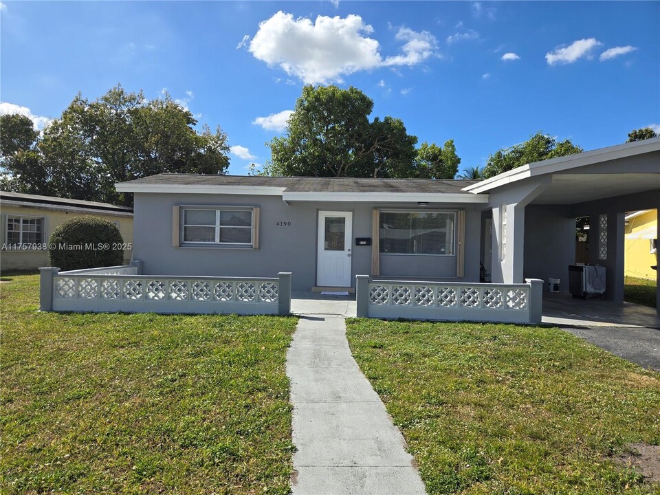4190 NW 45th St in Lauderdale Lakes, FL - Building Photo