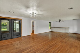 307 Carrell St in Tomball, TX - Building Photo - Building Photo