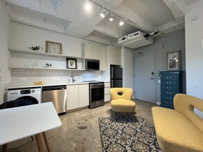 1049 W Lawrence Ave, Unit 303 in Chicago, IL - Building Photo - Building Photo