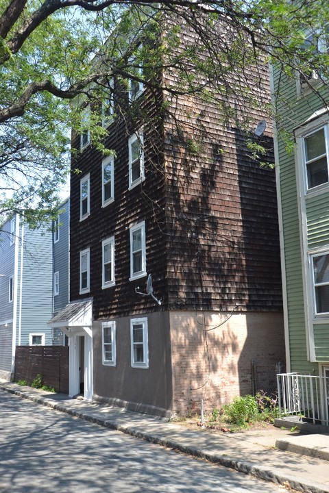 160 Bolton St in Boston, MA - Foto de edificio