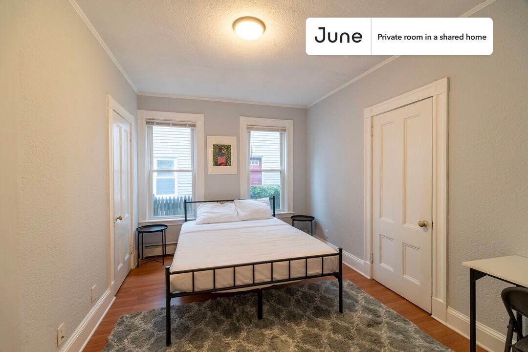 Private bedroom in 3 bed/1 bath Home in Boston, MA - Building Photo