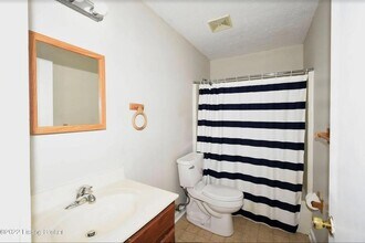 6618 Ashbrooke Dr in Pewee Valley, KY - Building Photo - Building Photo