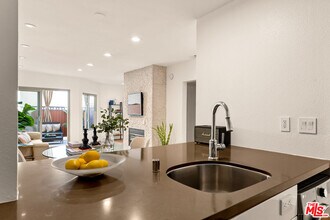 141 S Clark Dr in Los Angeles, CA - Building Photo - Building Photo