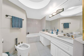 6301 Collins Ave, Unit 1708 in Miami Beach, FL - Building Photo - Building Photo