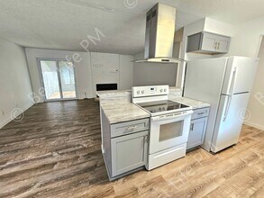 2112 NE 33rd St in Gresham, OR - Foto de edificio - Building Photo