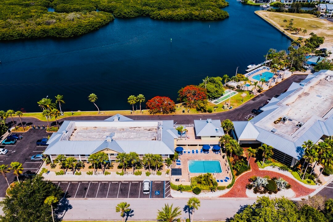 611 Destiny Dr in Ruskin, FL - Building Photo