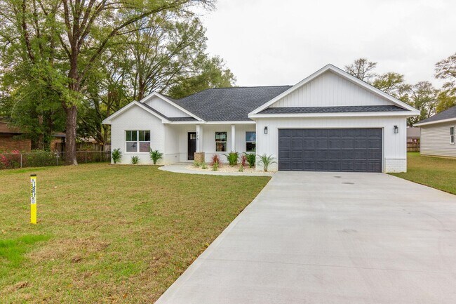 175 W 1st Ave in Crestview, FL - Building Photo - Building Photo