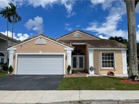 14001 Oak Ridge Dr in Davie, FL - Building Photo