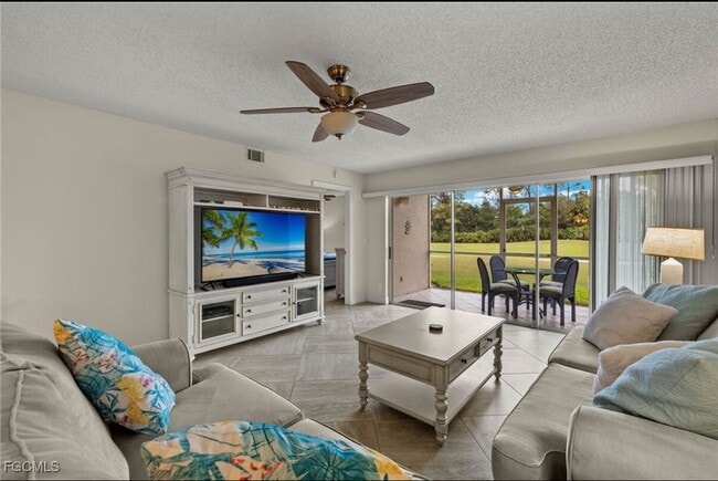 7025 Dennis Cir in Naples, FL - Building Photo - Building Photo