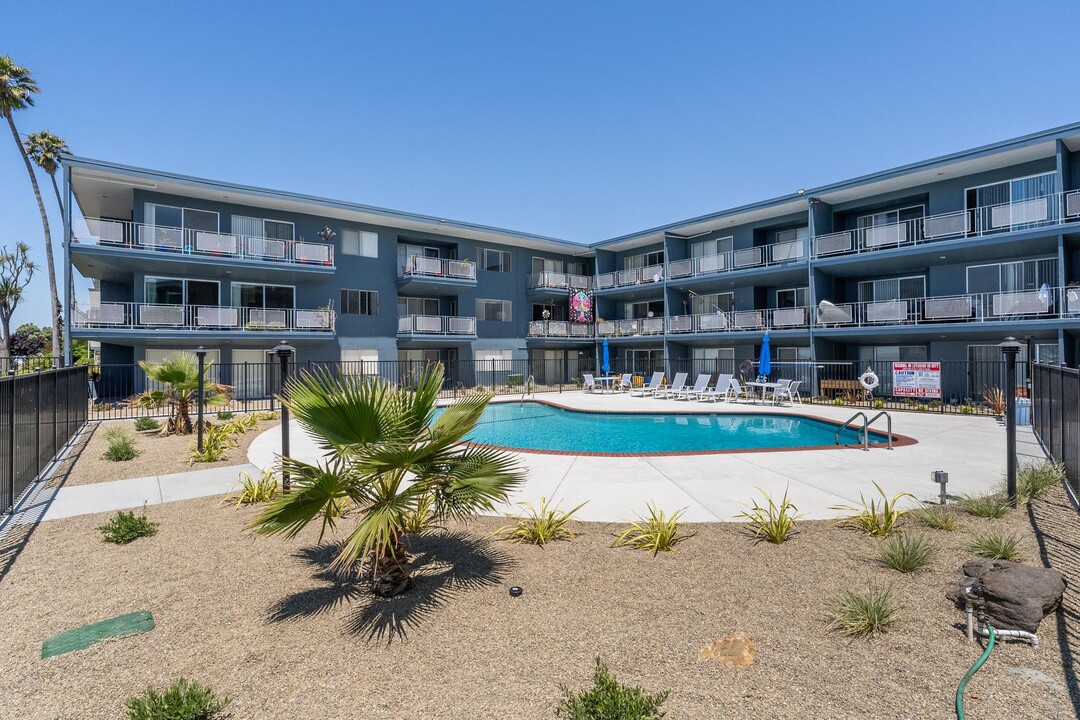 Waterfront Apartments in Alameda, CA - Building Photo