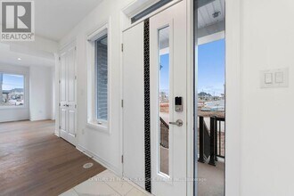 3 Crown Gate in Oakville, ON - Building Photo - Building Photo