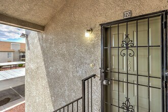 2981 Country Manor Ln in Las Vegas, NV - Building Photo - Building Photo