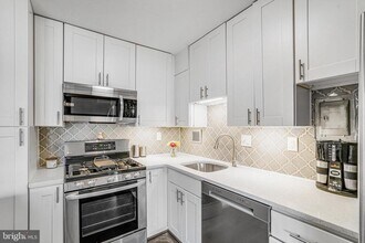 6139 Leesburg Pike in Falls Church, VA - Building Photo - Building Photo