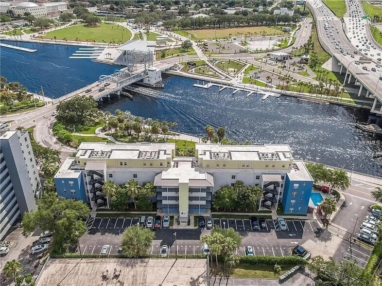 1501 Doyle Carlton Dr, Unit 411 in Tampa, FL - Building Photo