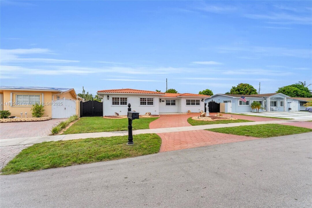 11110 NW 61st Ave in Hialeah, FL - Building Photo