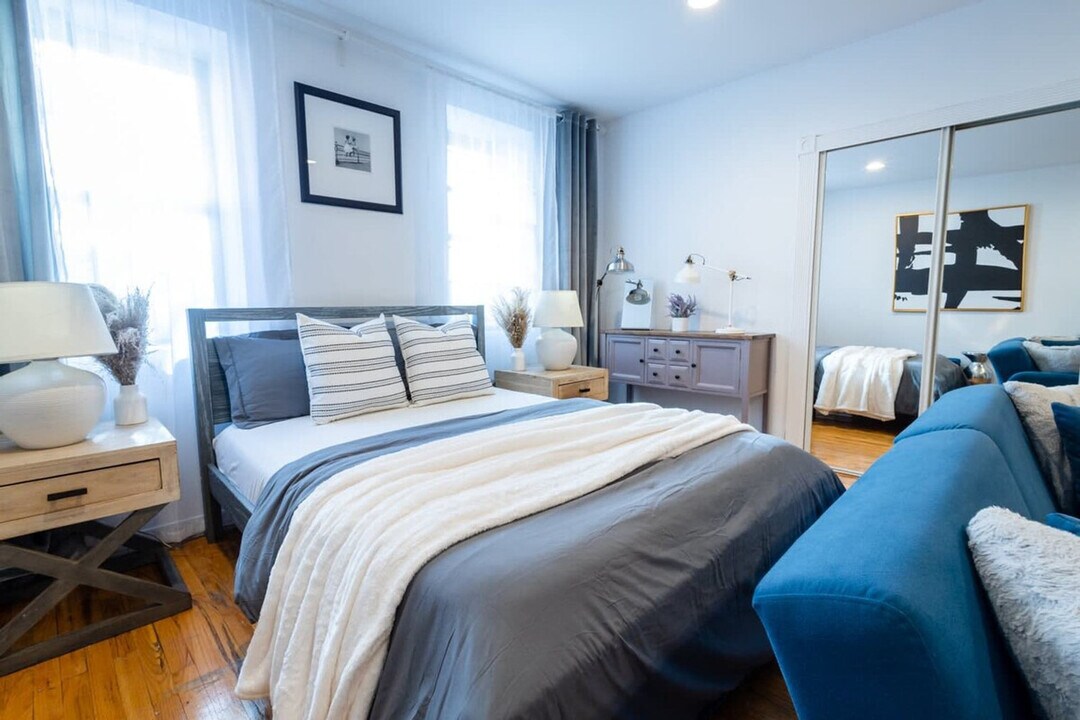 350 E 19th St in New York, NY - Building Photo