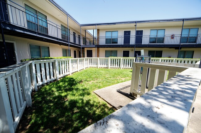 University Place in Denton, TX - Foto de edificio - Building Photo