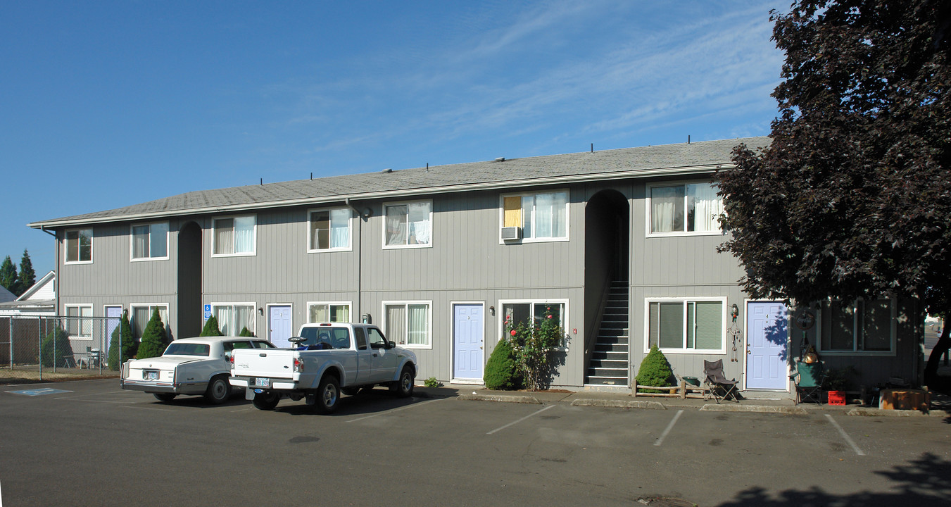 Sundial Apartments in Springfield, OR - Building Photo