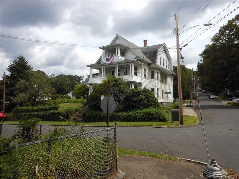 44 Crescent St in Shelton, CT - Building Photo