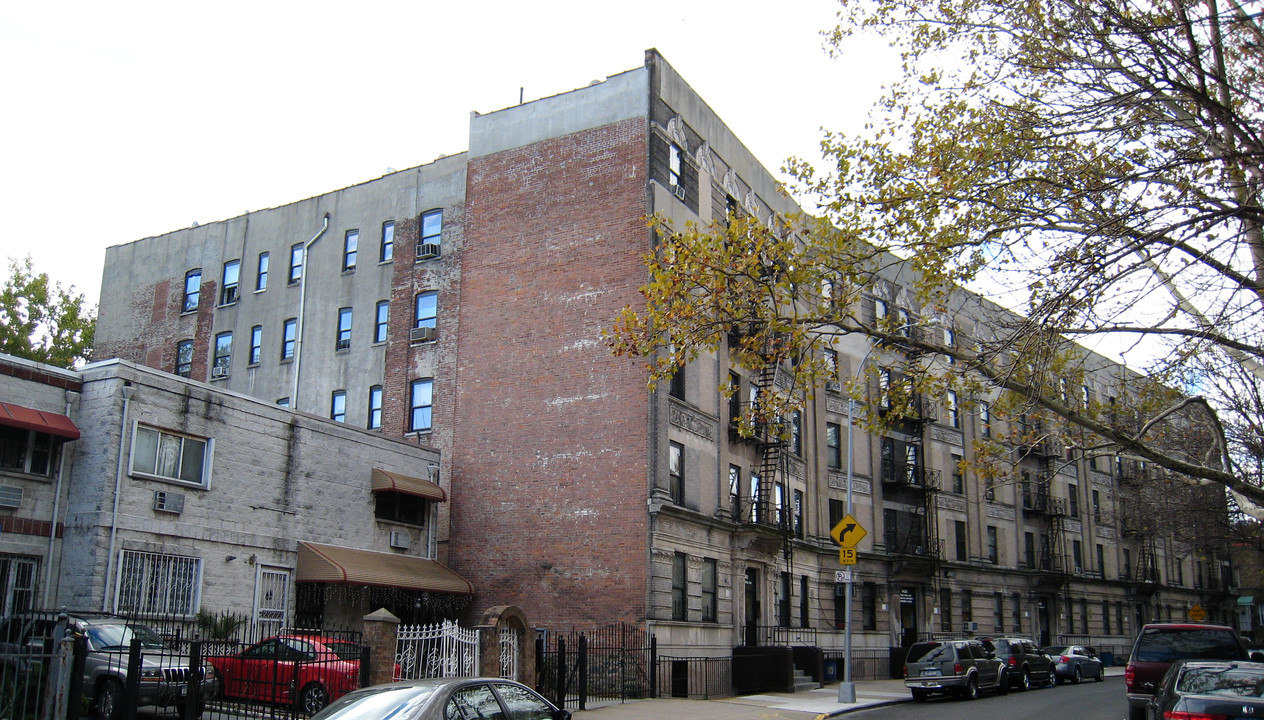 1440 Crotona Park E in Bronx, NY - Building Photo