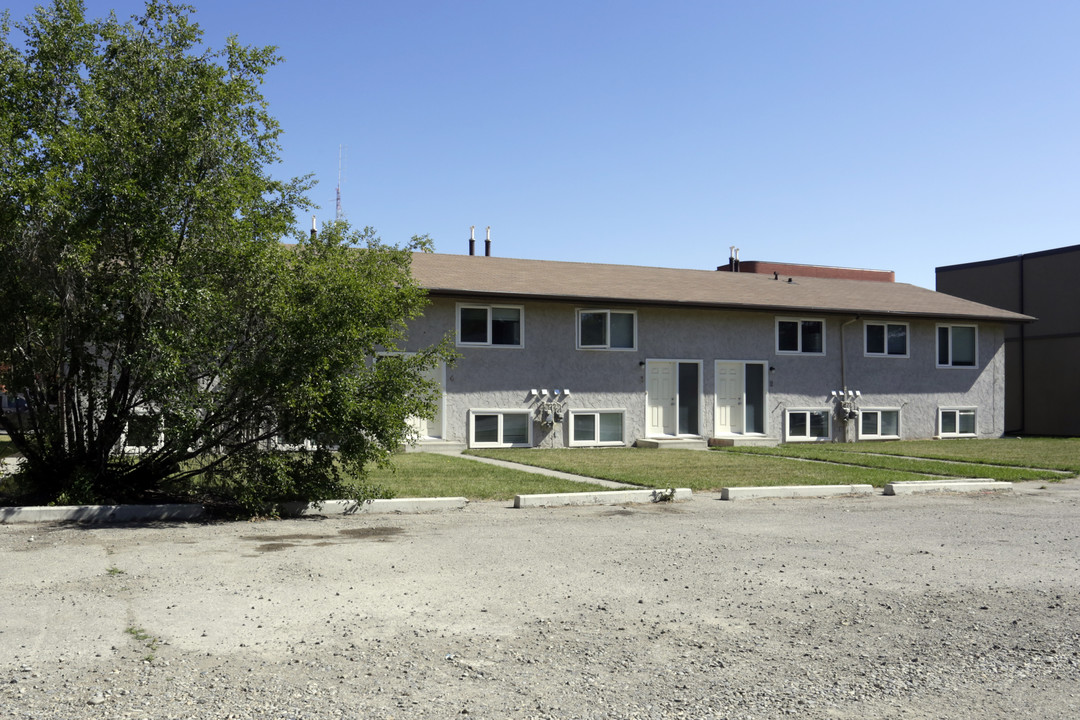 555 9th Ave SW in High River, AB - Building Photo