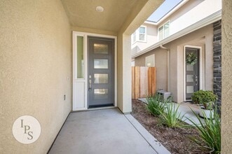 1921 Chennault Ln in Clovis, CA - Building Photo - Building Photo