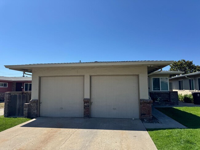 1056 Pajaro St in Salinas, CA - Building Photo - Building Photo