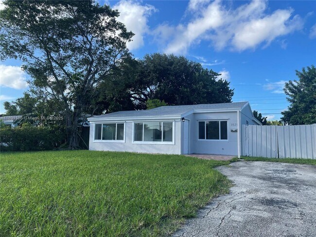 1571 NE 176th St in North Miami Beach, FL - Building Photo - Building Photo