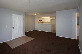 Bel Air Manor Apartments in Anaheim, CA - Foto de edificio - Interior Photo