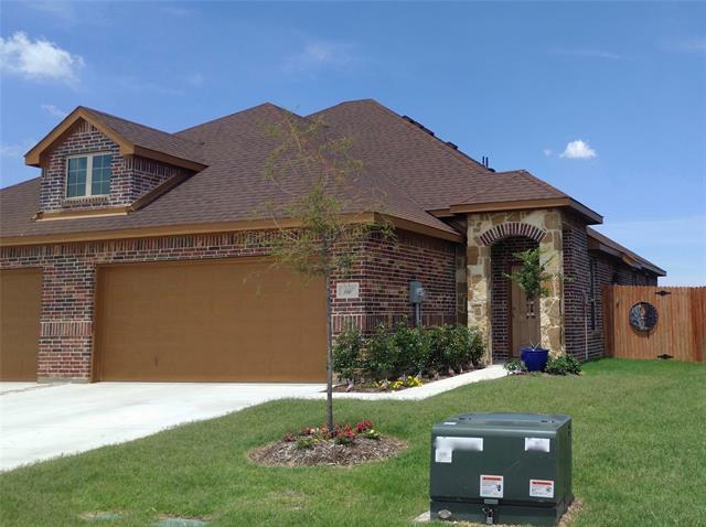 1015 Skyview Ct in Midlothian, TX - Foto de edificio