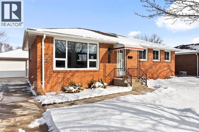 property at 3024 Grandview St
