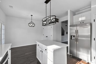 9107 Washam Potts Rd in Cornelius, NC - Building Photo - Building Photo