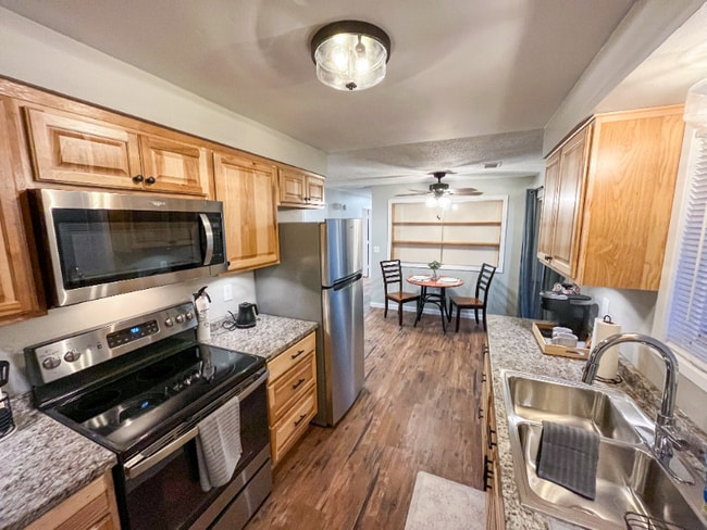 2221 Madison St, Unit 1 in Klamath Falls, OR - Foto de edificio - Building Photo