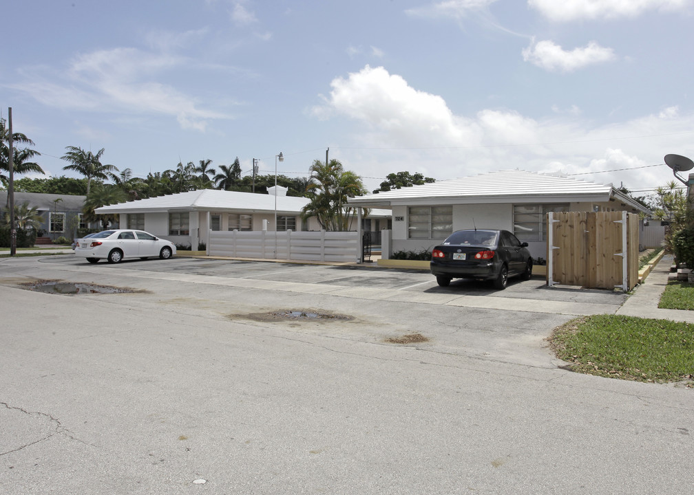 724 NE 6th St in Hallandale Beach, FL - Building Photo