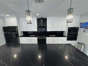 575 NE 179th Dr in North Miami Beach, FL - Building Photo - Building Photo