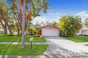 6804 120th Pl in Largo, FL - Building Photo