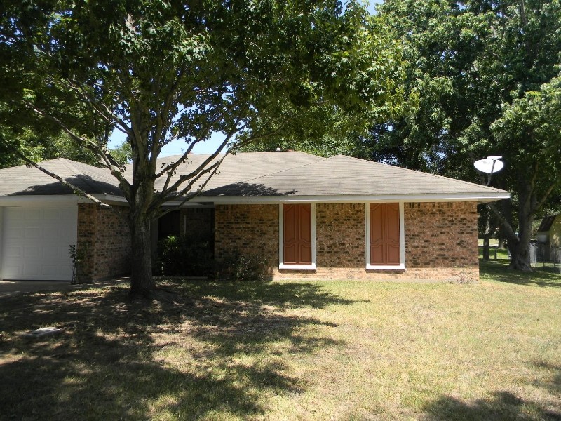 1003 Allison St in Brenham, TX - Building Photo